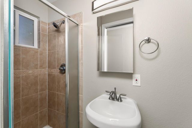 5450 73rd St, Sacramento, CA 95820