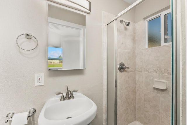 5450 73rd St, Sacramento, CA 95820