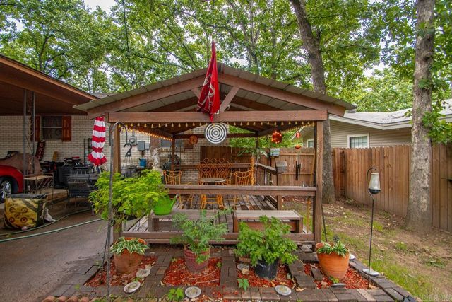 8909 Holiday Dr, Sherwood, AR 72120