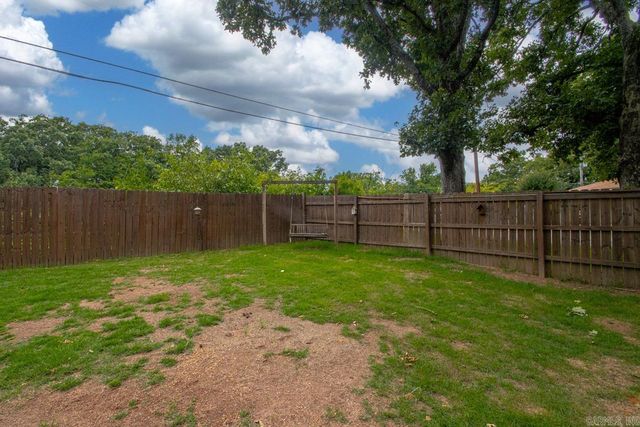 8909 Holiday Dr, Sherwood, AR 72120