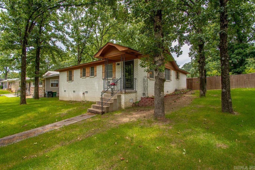 8909 Holiday Dr, Sherwood, AR 72120