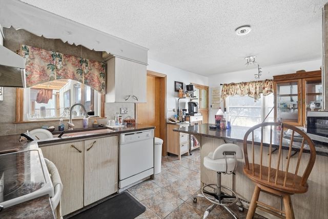 1026 Suffield St, Agawam, MA 01001