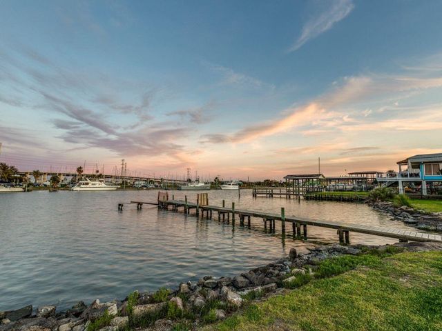 126 E Shore Drive, Clear Lake Shores, TX 77565