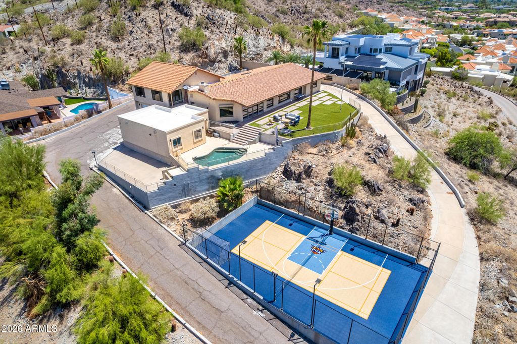 Image 3 of property listing at 6526 N 37TH Street, Phoenix, AZ 85018