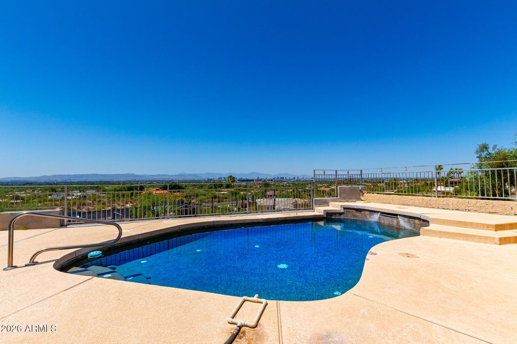Image 4 of property listing at 6526 N 37TH Street, Phoenix, AZ 85018