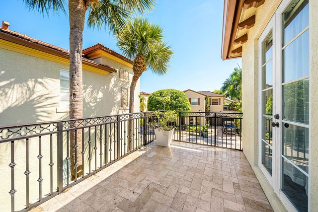 71 Via Poinciana Lane, Boca Raton, FL 33487