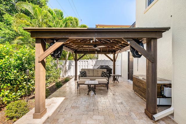 71 Via Poinciana Lane, Boca Raton, FL 33487