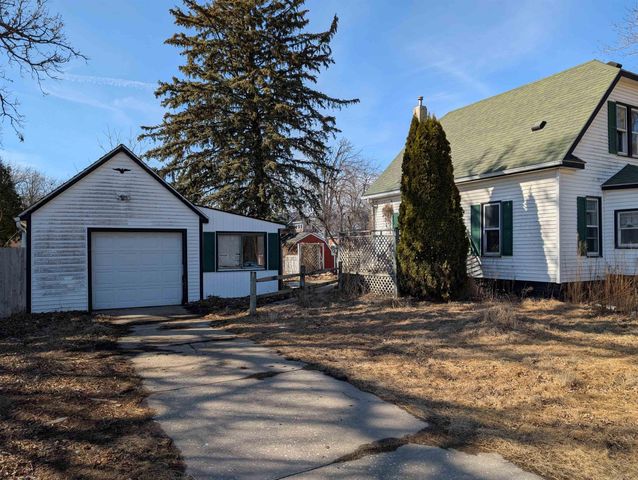 140 SW 4th Avenue, Oelwein, IA 50662