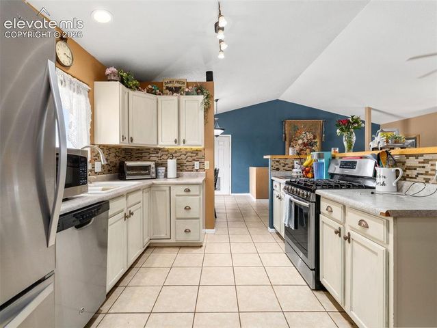 675 E McClave Drive, Pueblo, CO 81007