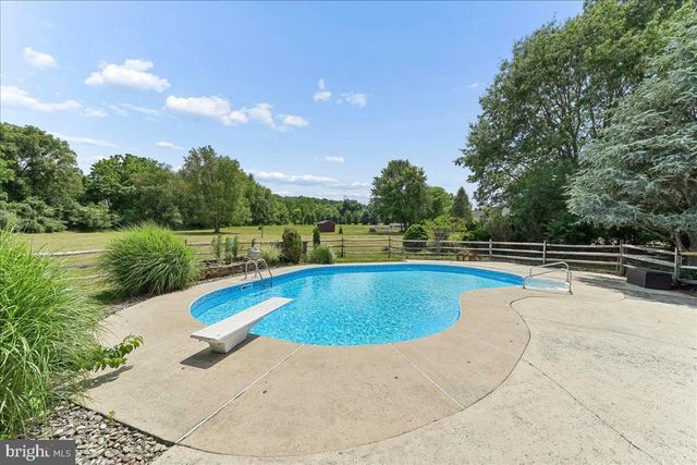 8247 HENSINGERSVILLE RD, Alburtis, PA 18011