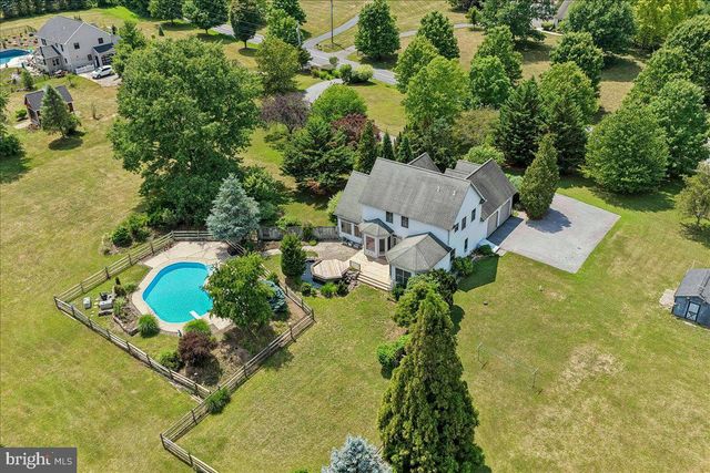 8247 HENSINGERSVILLE RD, Alburtis, PA 18011