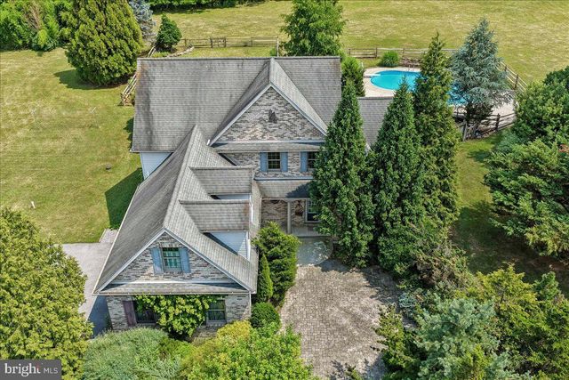 8247 HENSINGERSVILLE RD, Alburtis, PA 18011