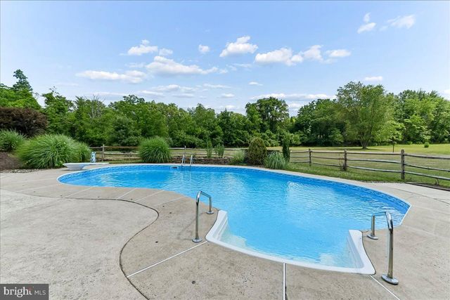 8247 HENSINGERSVILLE RD, Alburtis, PA 18011