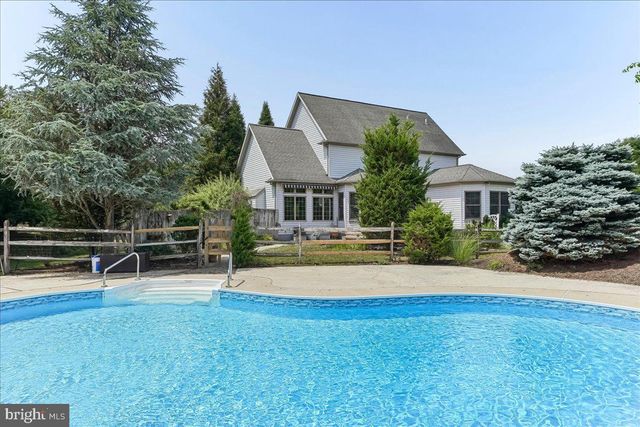8247 HENSINGERSVILLE RD, Alburtis, PA 18011
