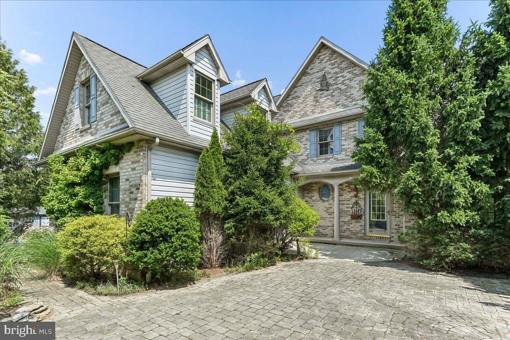 8247 HENSINGERSVILLE RD, Alburtis, PA 18011