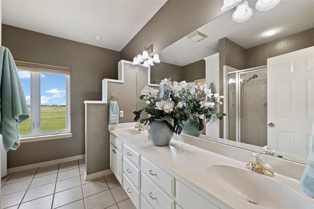 1005 E Buttercup RD, Taylor, TX 76574