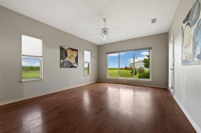 1005 E Buttercup RD, Taylor, TX 76574