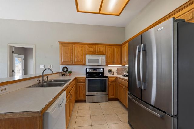 1005 E Buttercup RD, Taylor, TX 76574