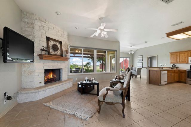 1005 E Buttercup RD, Taylor, TX 76574