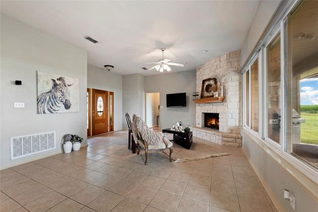 1005 E Buttercup RD, Taylor, TX 76574