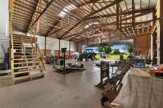 1005 E Buttercup RD, Taylor, TX 76574