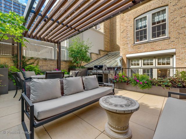 1425 N State Parkway, Chicago, IL 60610