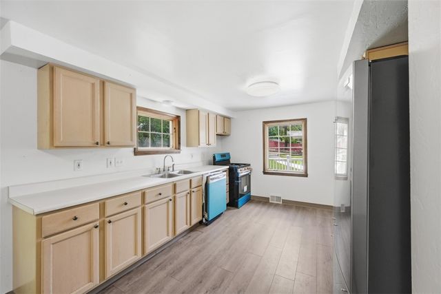 148 Sunrise Dr, Pleasant Hills, PA 15236