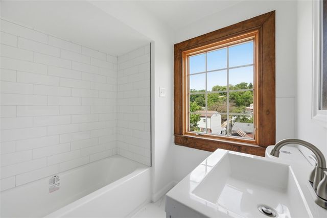148 Sunrise Dr, Pleasant Hills, PA 15236