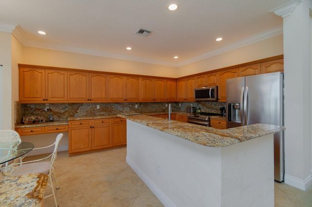 6005 Newport Village Way, Lake Worth, FL 33463