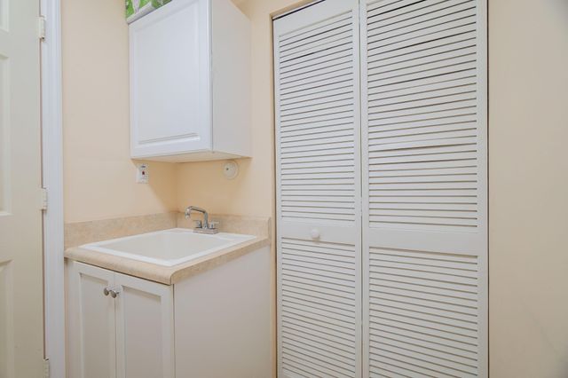 6005 Newport Village Way, Lake Worth, FL 33463