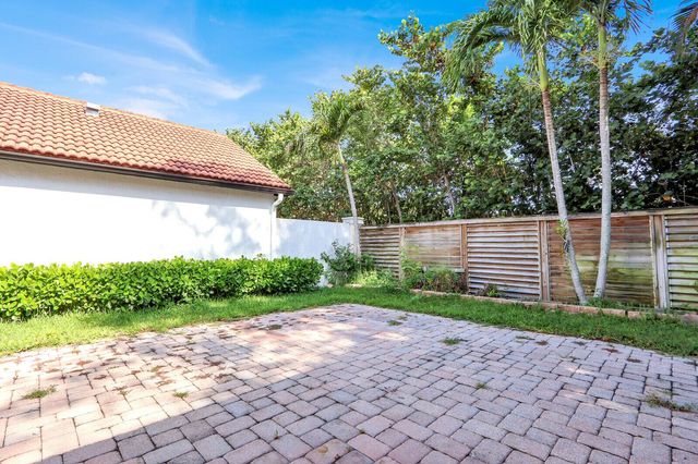 13 Ironwood Way N, Palm Beach Gardens, FL 33418