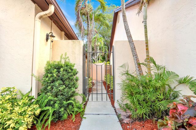 13 Ironwood Way N, Palm Beach Gardens, FL 33418