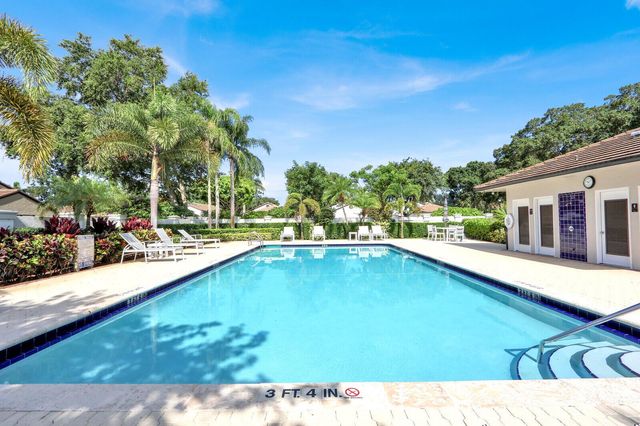 13 Ironwood Way N, Palm Beach Gardens, FL 33418