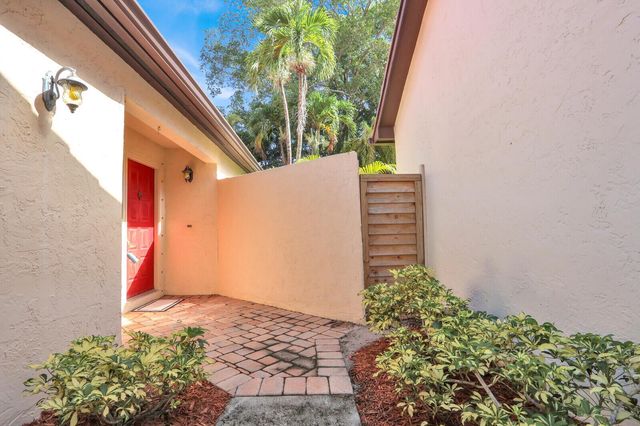 13 Ironwood Way N, Palm Beach Gardens, FL 33418