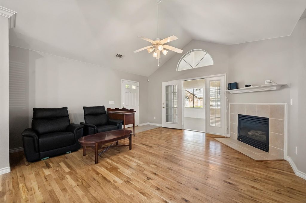 924 Bridges Drive, Arlington, TX 76012 — photo 4