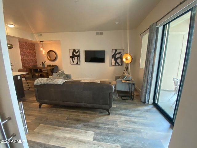 7300 E EARLL Drive 2006, Scottsdale, AZ 85251