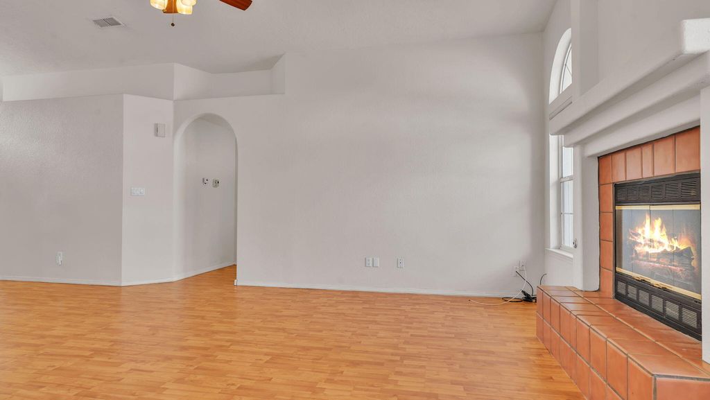 Image 10 of property listing at 11519 Kings Canyon Road SE, Albuquerque, NM 87123