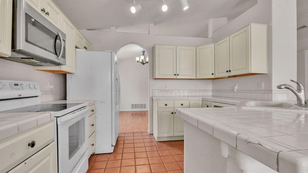 Image 16 of property listing at 11519 Kings Canyon Road SE, Albuquerque, NM 87123