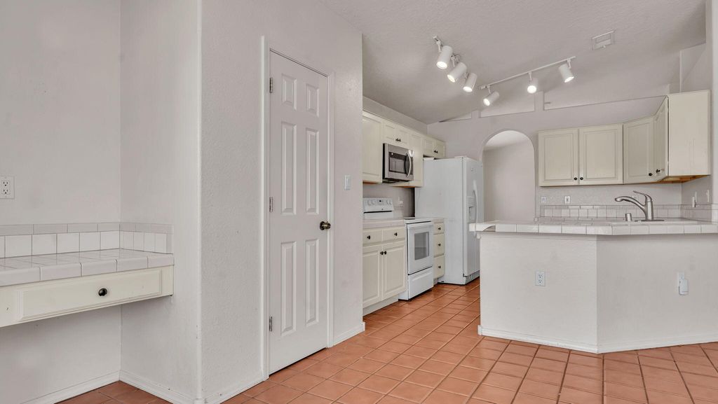 Image 21 of property listing at 11519 Kings Canyon Road SE, Albuquerque, NM 87123