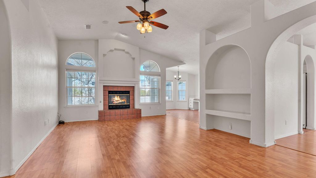 Image 8 of property listing at 11519 Kings Canyon Road SE, Albuquerque, NM 87123