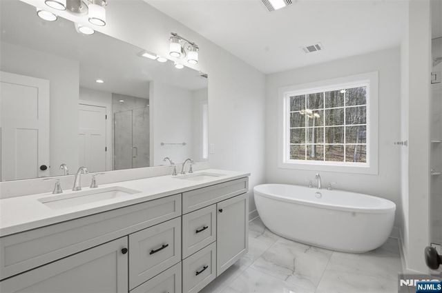 16 McDonald Court, New Windsor, NY 12553