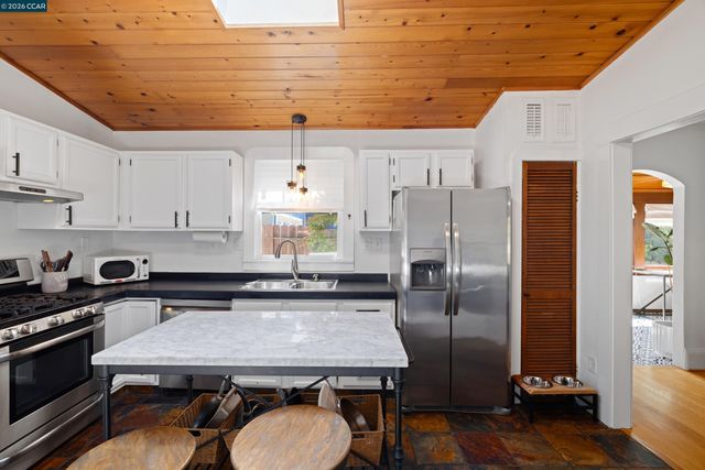 6366 Sunnymere Ave, Oakland, CA 94605