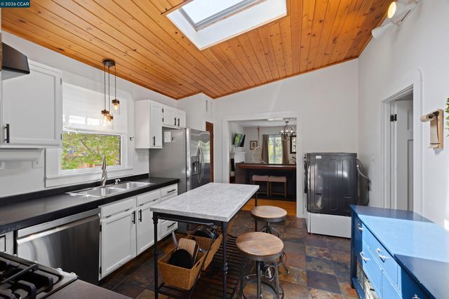 6366 Sunnymere Ave, Oakland, CA 94605