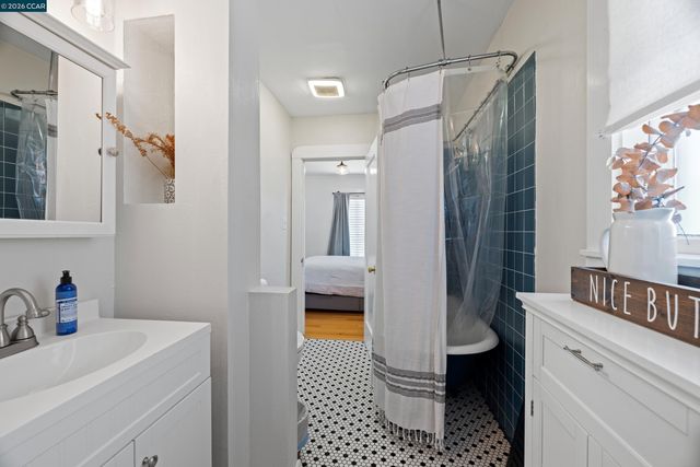 6366 Sunnymere Ave, Oakland, CA 94605
