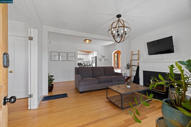 6366 Sunnymere Ave, Oakland, CA 94605