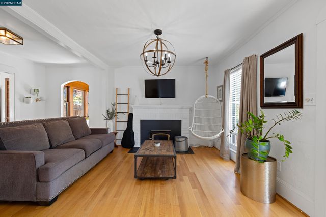 6366 Sunnymere Ave, Oakland, CA 94605