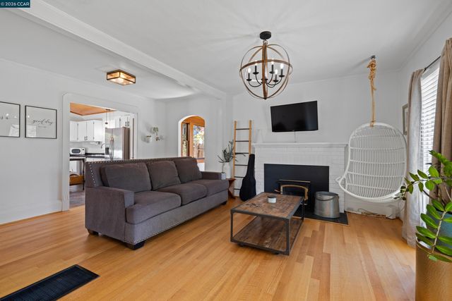 6366 Sunnymere Ave, Oakland, CA 94605