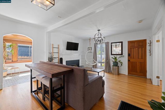 6366 Sunnymere Ave, Oakland, CA 94605