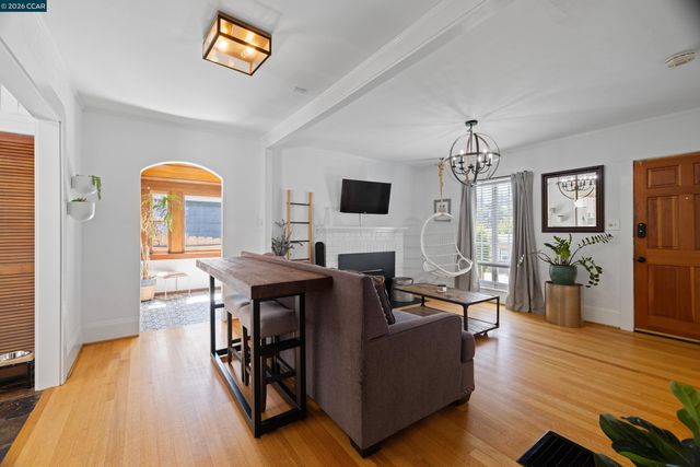 6366 Sunnymere Ave, Oakland, CA 94605