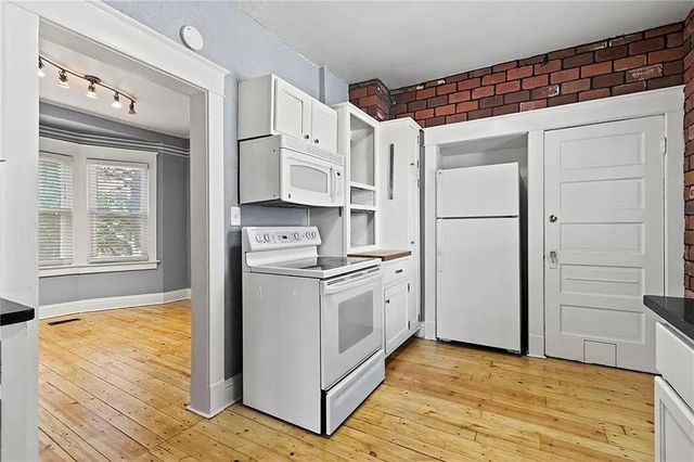 4401 Madison Avenue, Kansas City, MO 64111